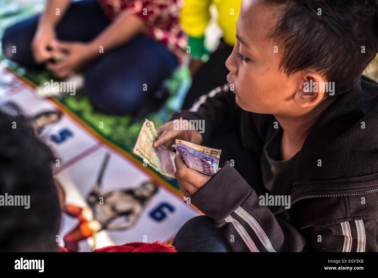 Es ist passiert während einer großen Dorffeste.  Erwachsene und Kinder spielen mit die Cash Rate.  Dies gilt trotz der Tatsache, dass Indonesien ein muslimisches Land ist, und Glücksspiel ist hier verboten. Stockfoto