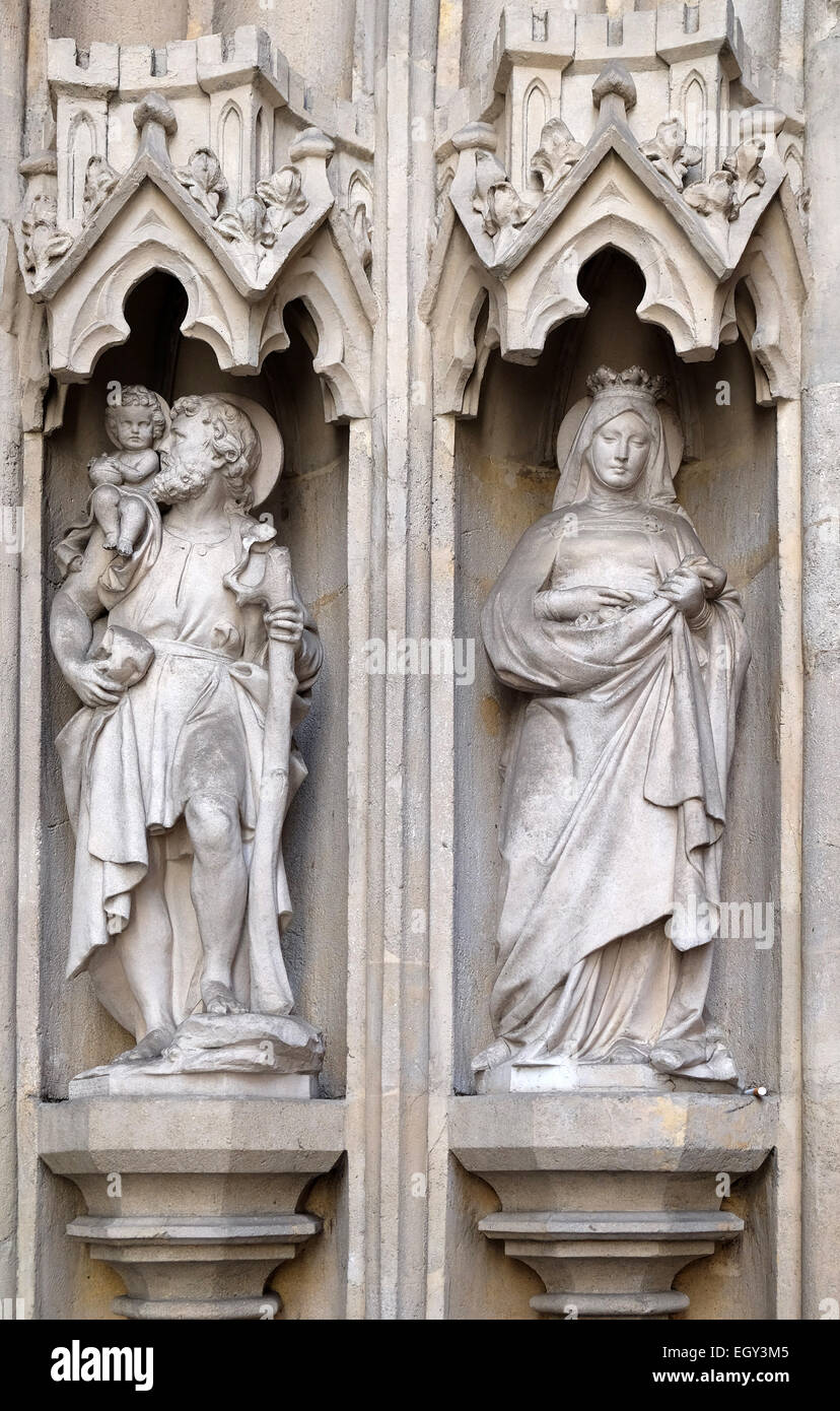 Statue auf dem Portal der Pfarrkirche des Heiligenblut in Graz, Steiermark, Österreich am 10. Januar 2015. Stockfoto