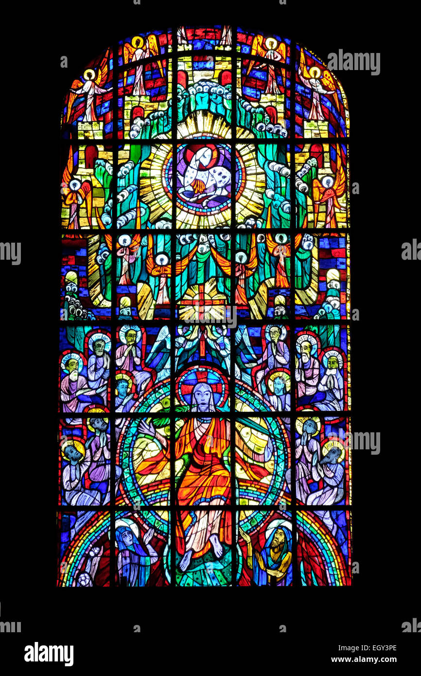 Kirchenfenster in der Pfarrkirche des Heiligenblut in Graz, Steiermark, Österreich am 10. Januar 2015. Stockfoto