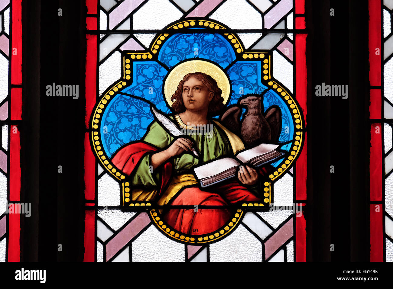 Der Heilige Johannes der Evangelist, Kirchenfenster in der Pfarrkirche des Heiligenblut in Graz, Steiermark, Österreich am 10. Januar 2015. Stockfoto