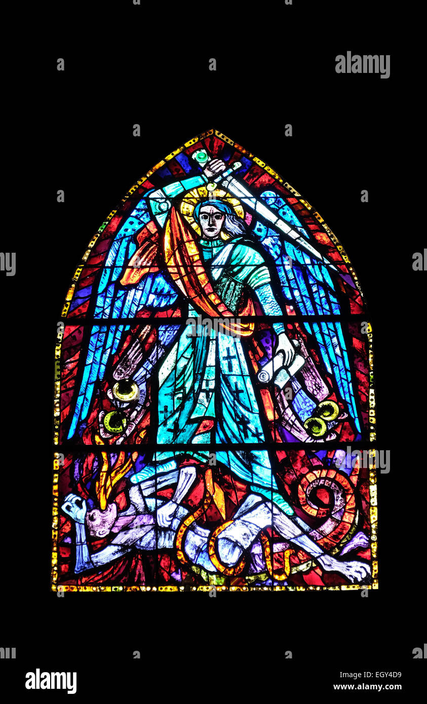 Kirchenfenster in der Pfarrkirche des Heiligenblut in Graz, Steiermark, Österreich am 10. Januar 2015. Stockfoto