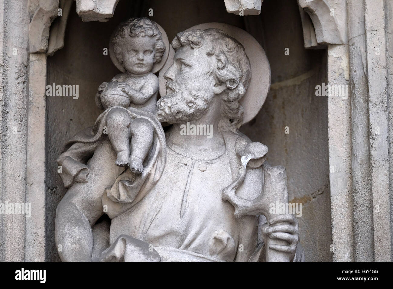 Saint Christopher, auf dem Portal der Pfarrkirche des Heiligenblut in Graz, Steiermark, Österreich am 10. Januar 2015. Stockfoto