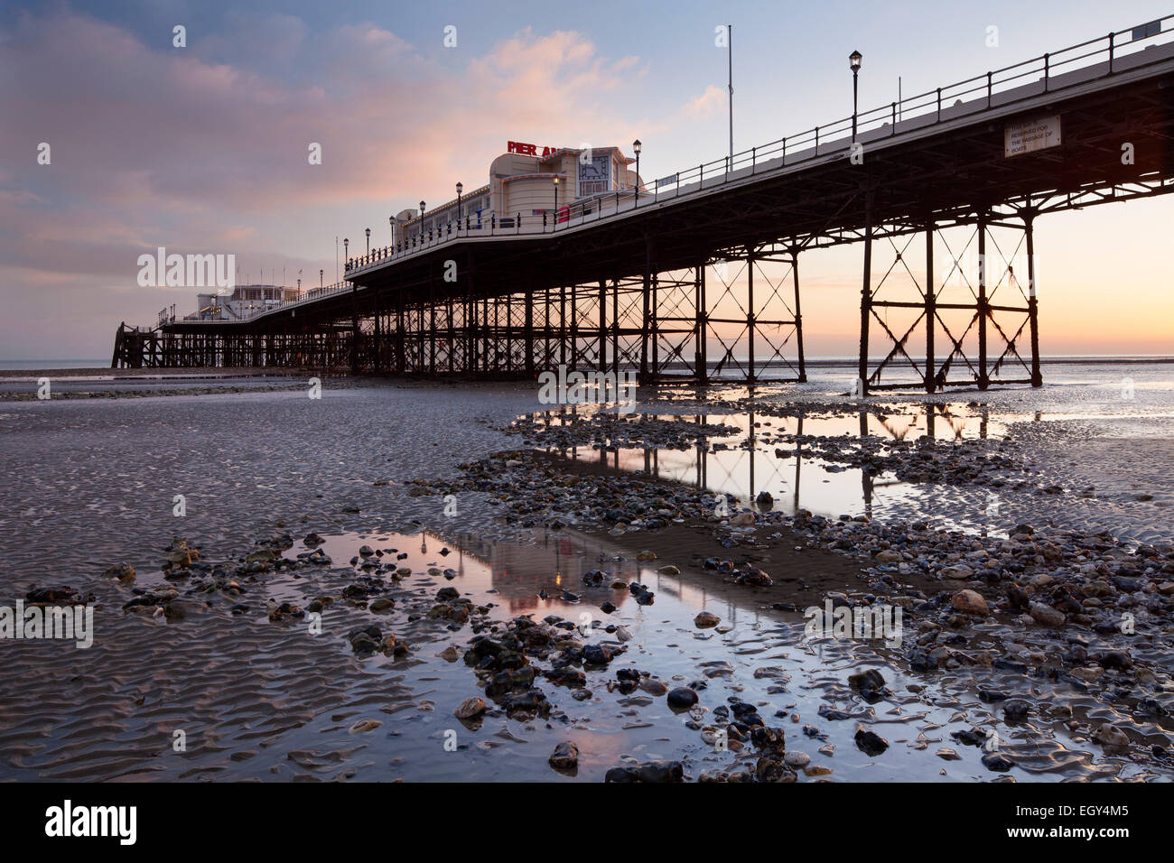 Worthing Pier und Strand bei Ebbe. West Sussex, England, UK Stockfoto