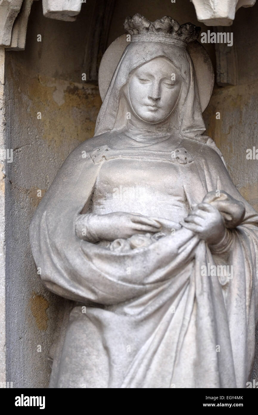 Statue auf dem Portal der Pfarrkirche des Heiligenblut in Graz, Steiermark, Österreich am 10. Januar 2015. Stockfoto