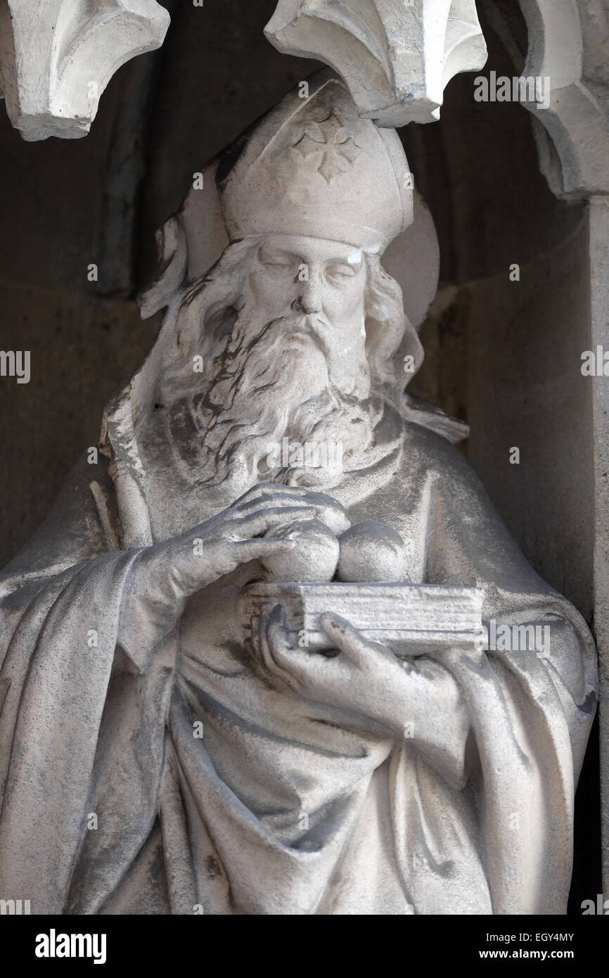 Sankt Nikolaus auf dem Portal der Pfarrkirche des Heiligenblut in Graz, Steiermark, Österreich am 10. Januar 2015. Stockfoto