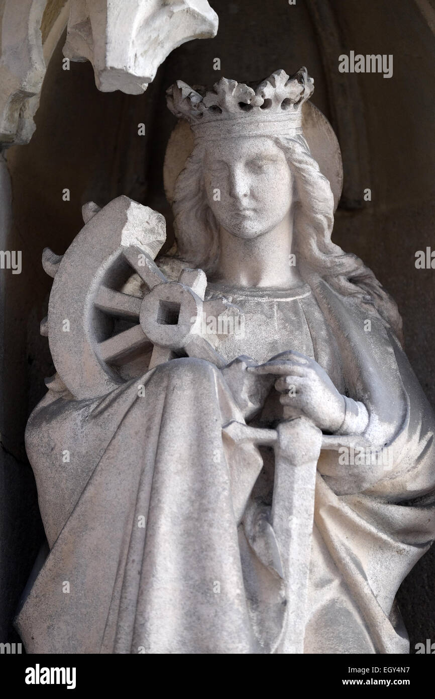 Heilige Katharina von Alexandrien auf dem Portal der Pfarrkirche des Heiligenblut in Graz, Steiermark, Österreich am 10. Januar 2015. Stockfoto