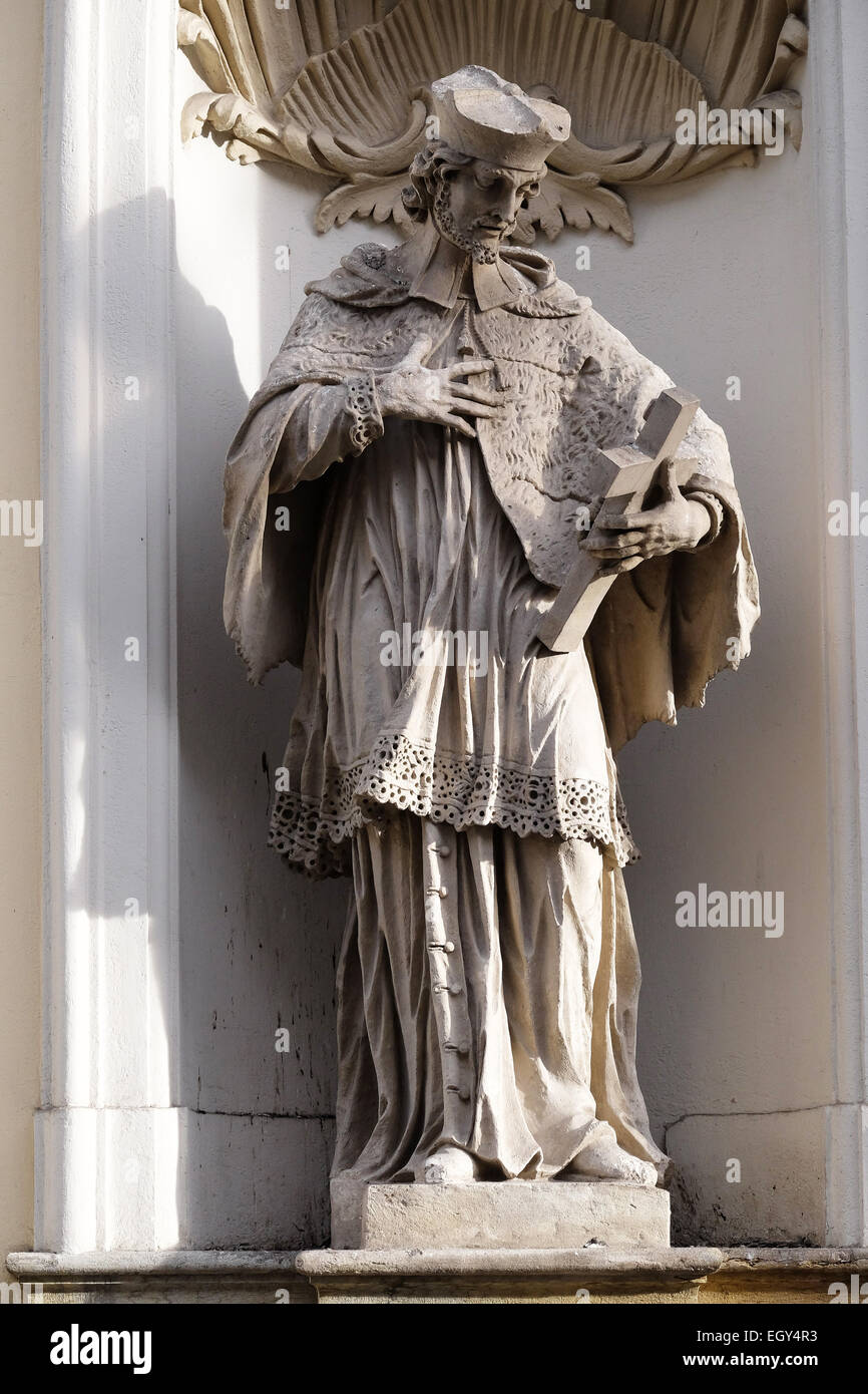 Heiligen Johannes von Nepomuk an der Fassade der Pfarrkirche des Heiligenblut in Graz, Steiermark, Österreich am 10. Januar 2015. Stockfoto