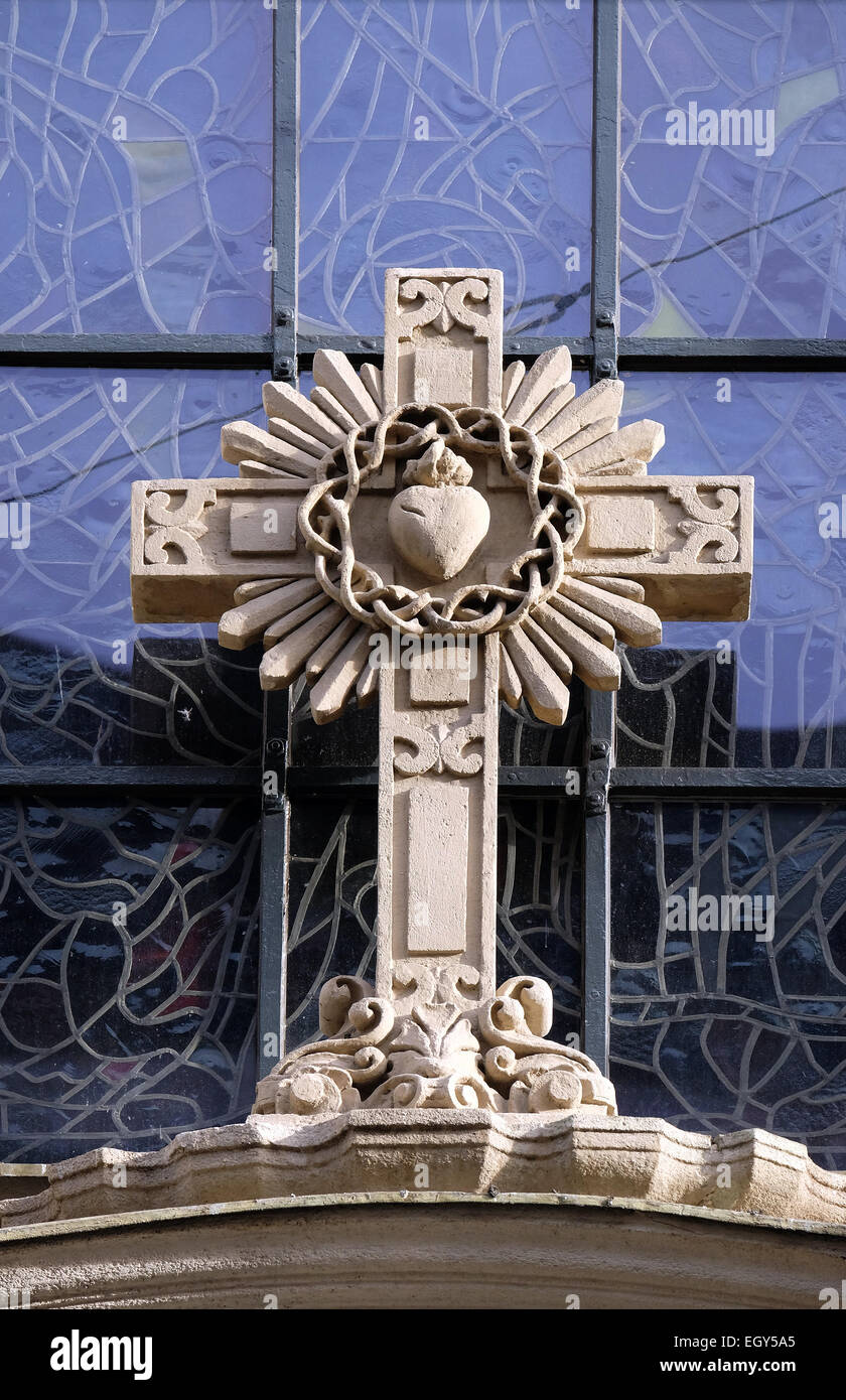 Kreuz am Portal der Pfarrkirche des Heiligenblut in Graz, Steiermark, Österreich am 10. Januar 2015. Stockfoto