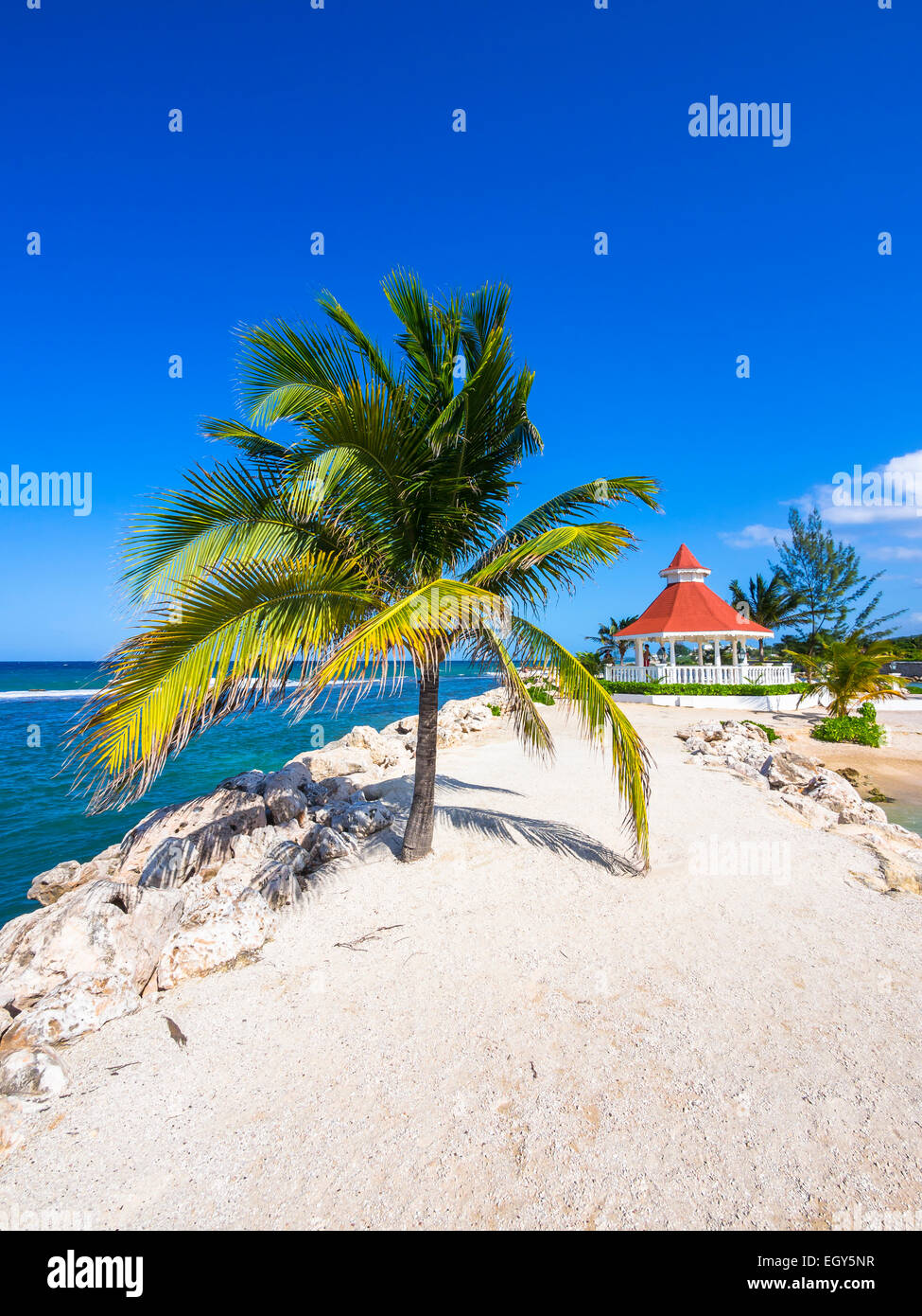 Jamaika, Runaway Bay, Strand mit Pavillon Stockfoto