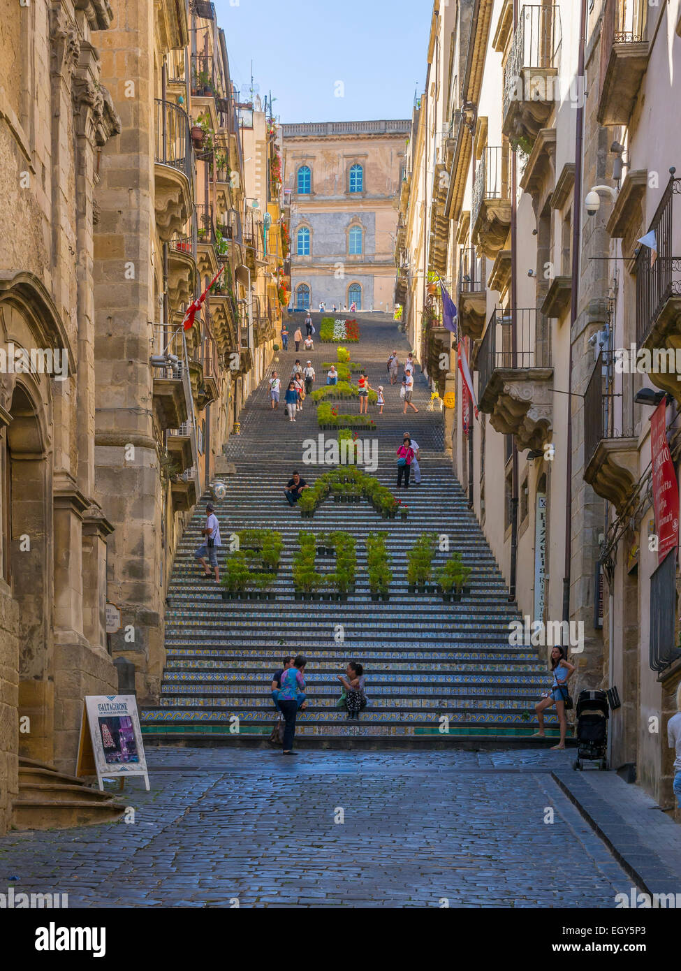 Italien, Sizilien, Caltagirone, Treppe Maria del Monte zwischen Fassaden Stockfoto