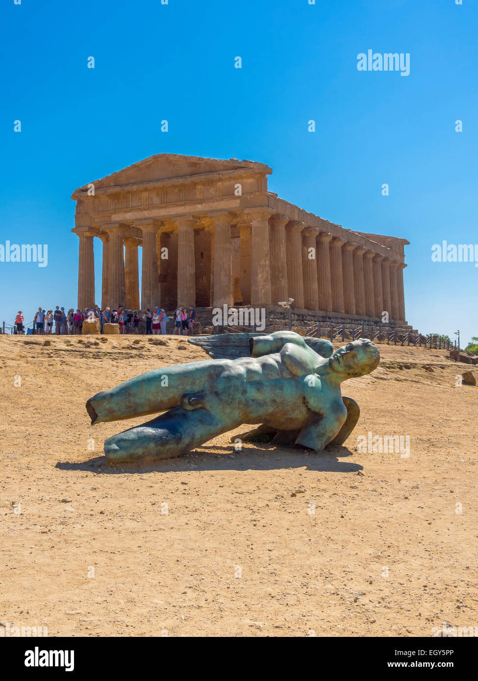 Italien, Sizilien, Agrigento, Valle dei Templi, Concordia-Tempel mit gefallenen Bronzestatue Stockfoto