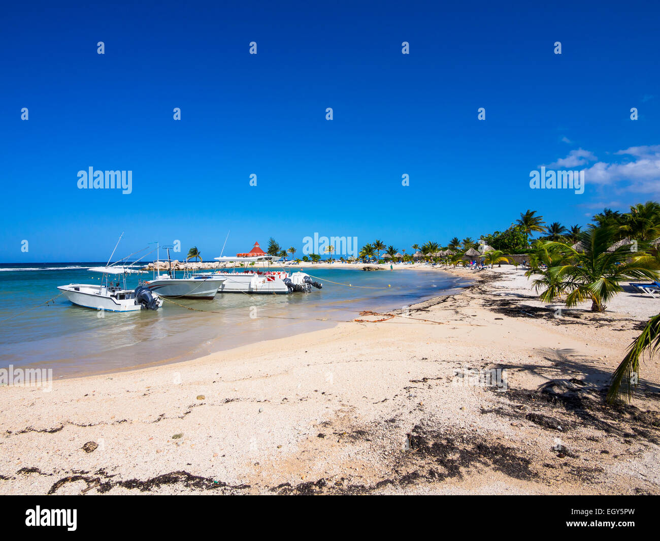 Jamaika, Runaway Bay, Strand mit Motorbooten Stockfoto