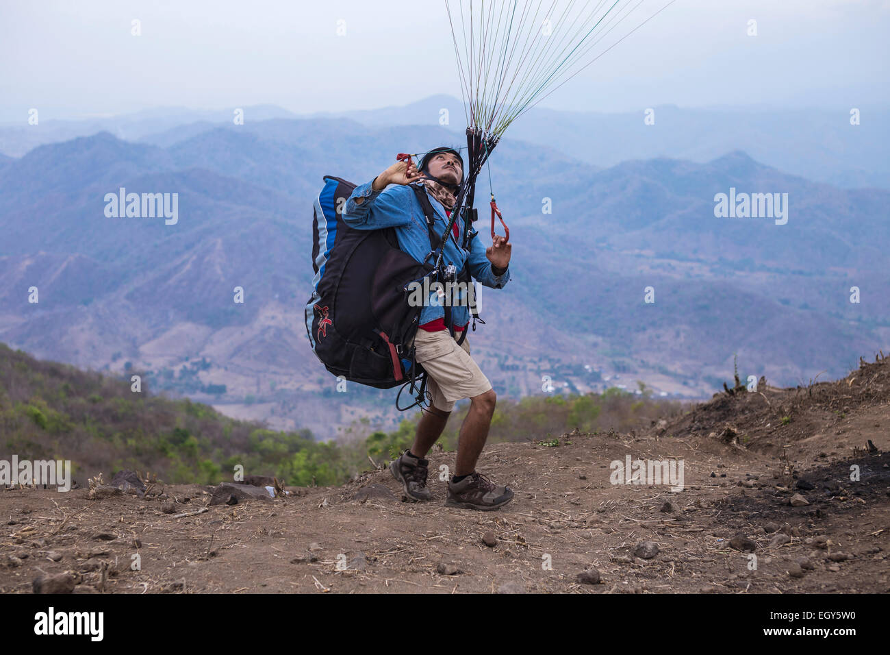 Paragliding in Indonesien, West Sumabawa. Stockfoto