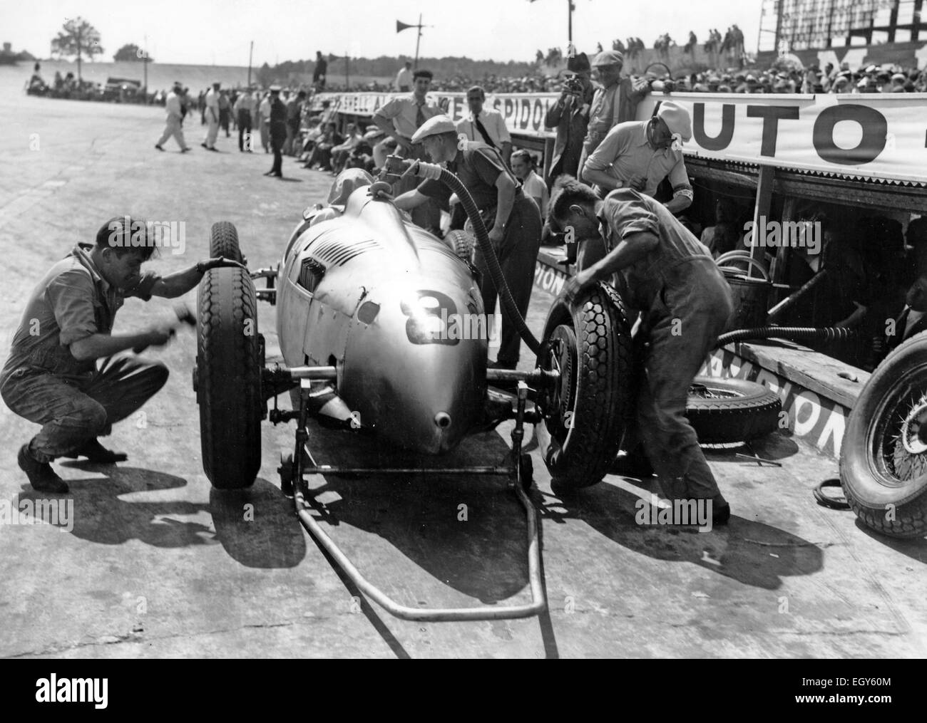 1935 französische GRAND PRIX Wartung der Auto-Union-Wagen Nr. 8 angetrieben von Achille Varzi Stockfoto