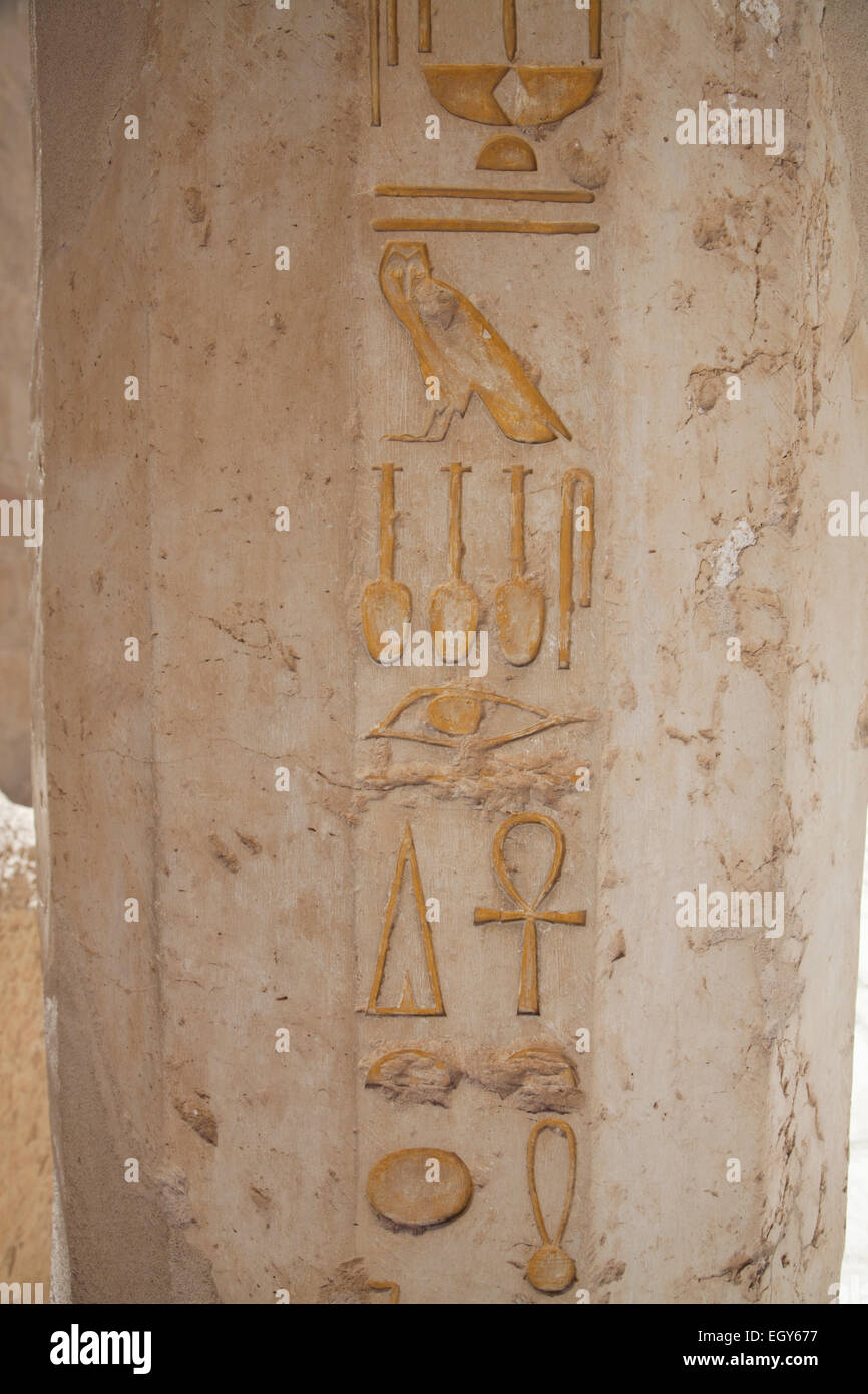Ägyptische Hieroglyphen am Tempel der Hatschepsut, Luxor Stockfoto