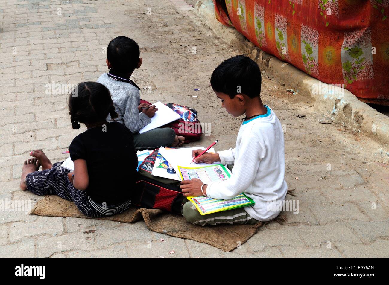 Indische kinder -Fotos und -Bildmaterial in hoher Auflösung – Alamy