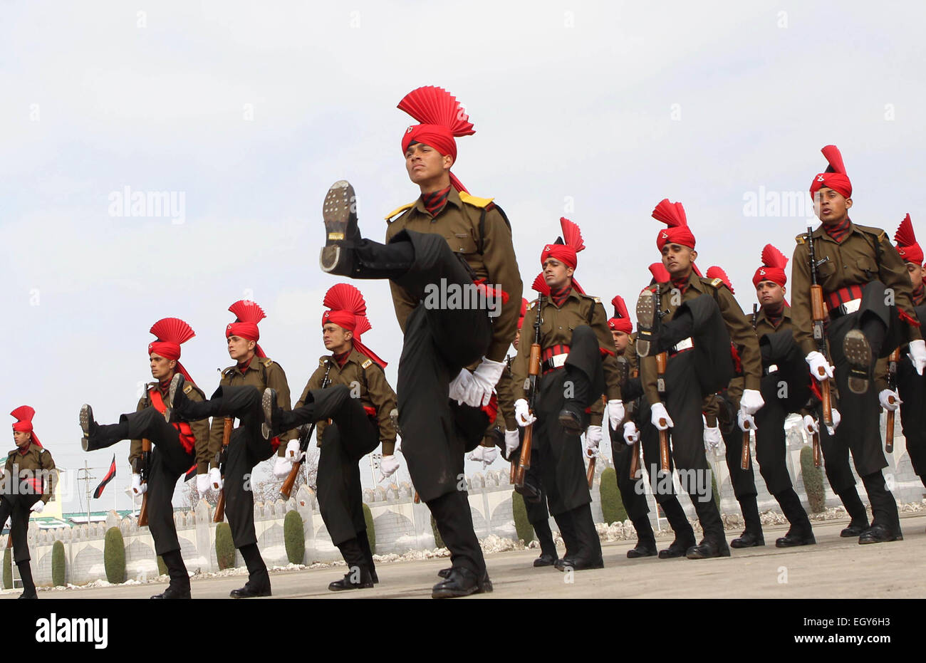 (150304)--SRINAGAR, 4. März 2015 (Xinhua)--Rekruten der indischen Armee Jammu und Kaschmir Light Infantry Regiment (JKLIR) März während einer Weitergabe-Out-Parade bei einem Armeestützpunkt in Srinagar, Sommer in der Hauptstadt von Indien kontrollierten Kaschmir, 4. März 2015. Insgesamt 179 Rekruten wurden formell in die indische Armee aufgenommen werden, nach Abschluss der neun Monate hartes Training in körperlicher Fitness, Waffenhandhabung und Kommandooperationen, sagten Beamte. (Xinhua/Javed Dar) Stockfoto