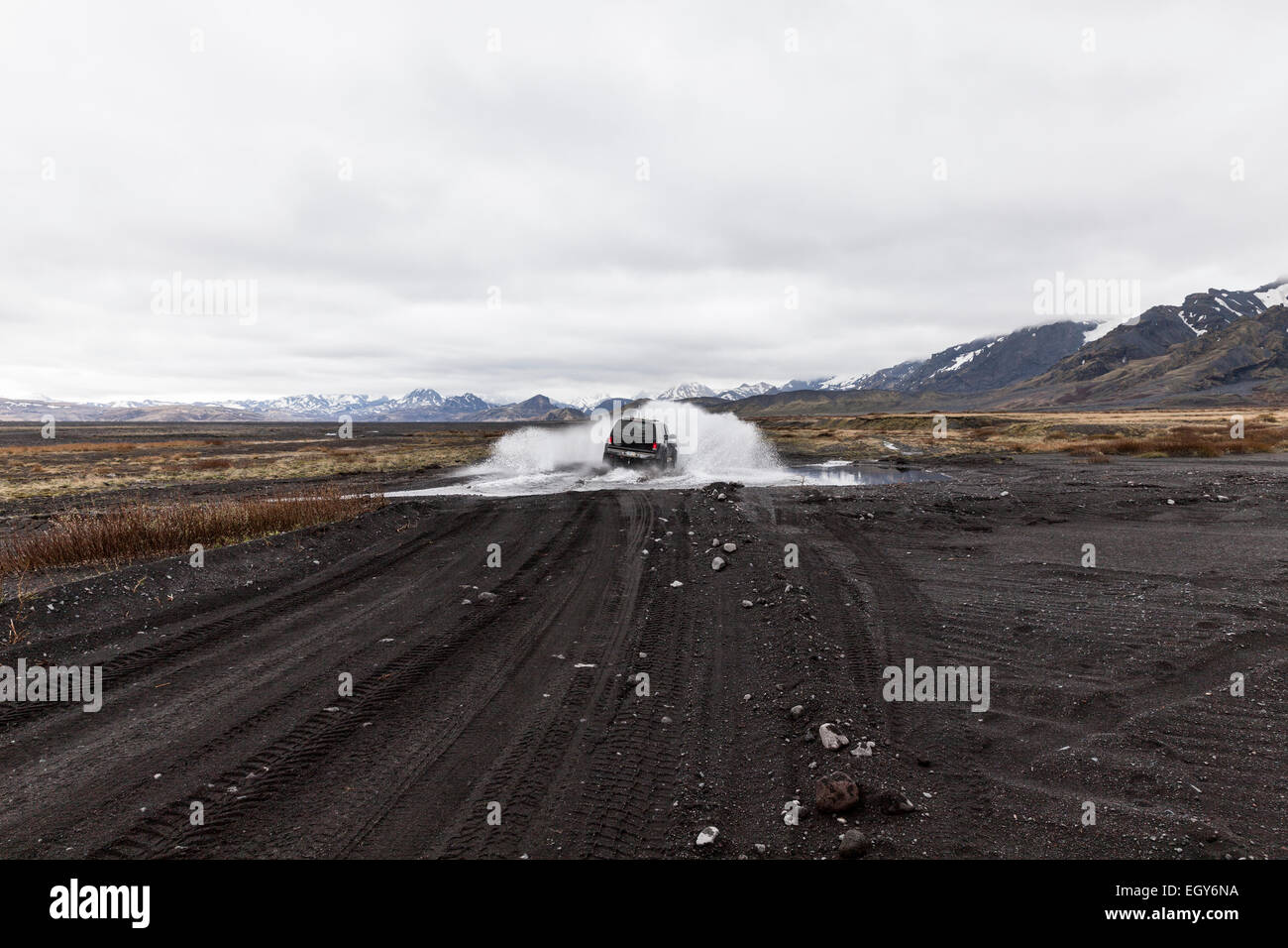 Island, Porsmoerk, Auto fahren durch Wasser Stockfoto