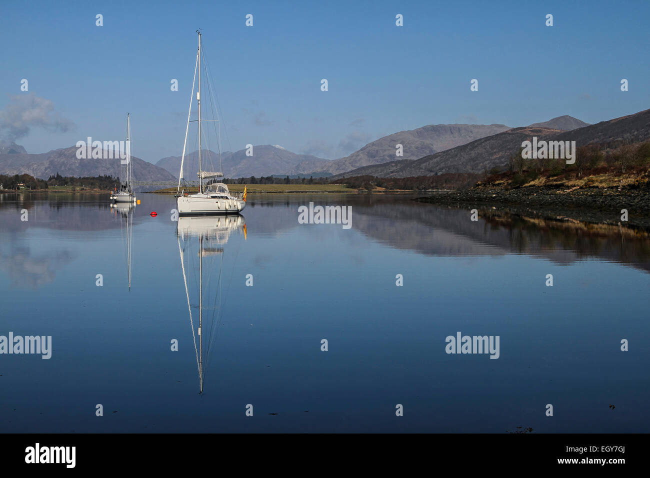 Großbritannien, Schottland, Highlands, Glen Coe, Segelschiff auf See Stockfoto