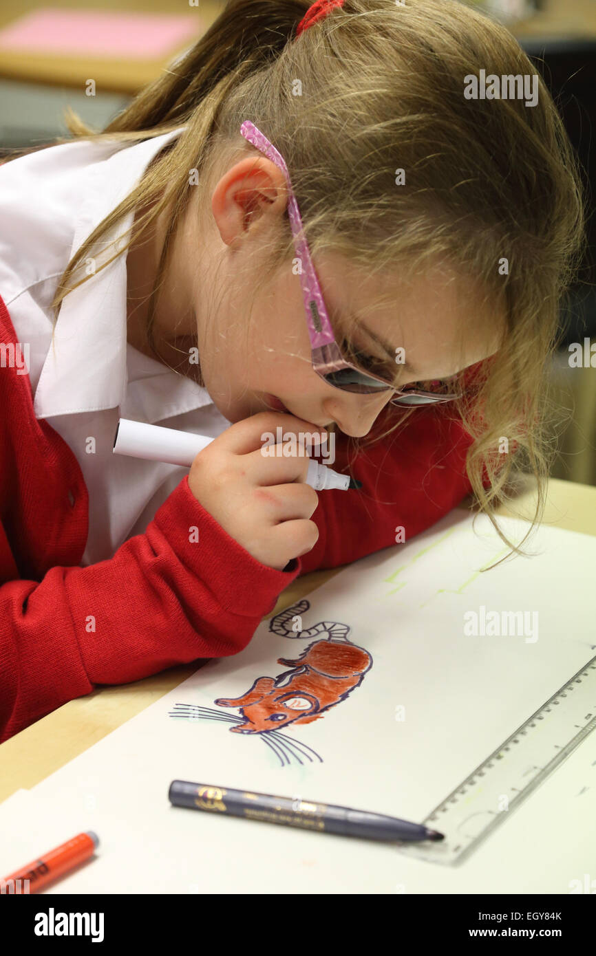 Mädchen zeichnen und malen bei Mysight Charity für Kinder mit Sehbehinderungen, Nottingham. Stockfoto