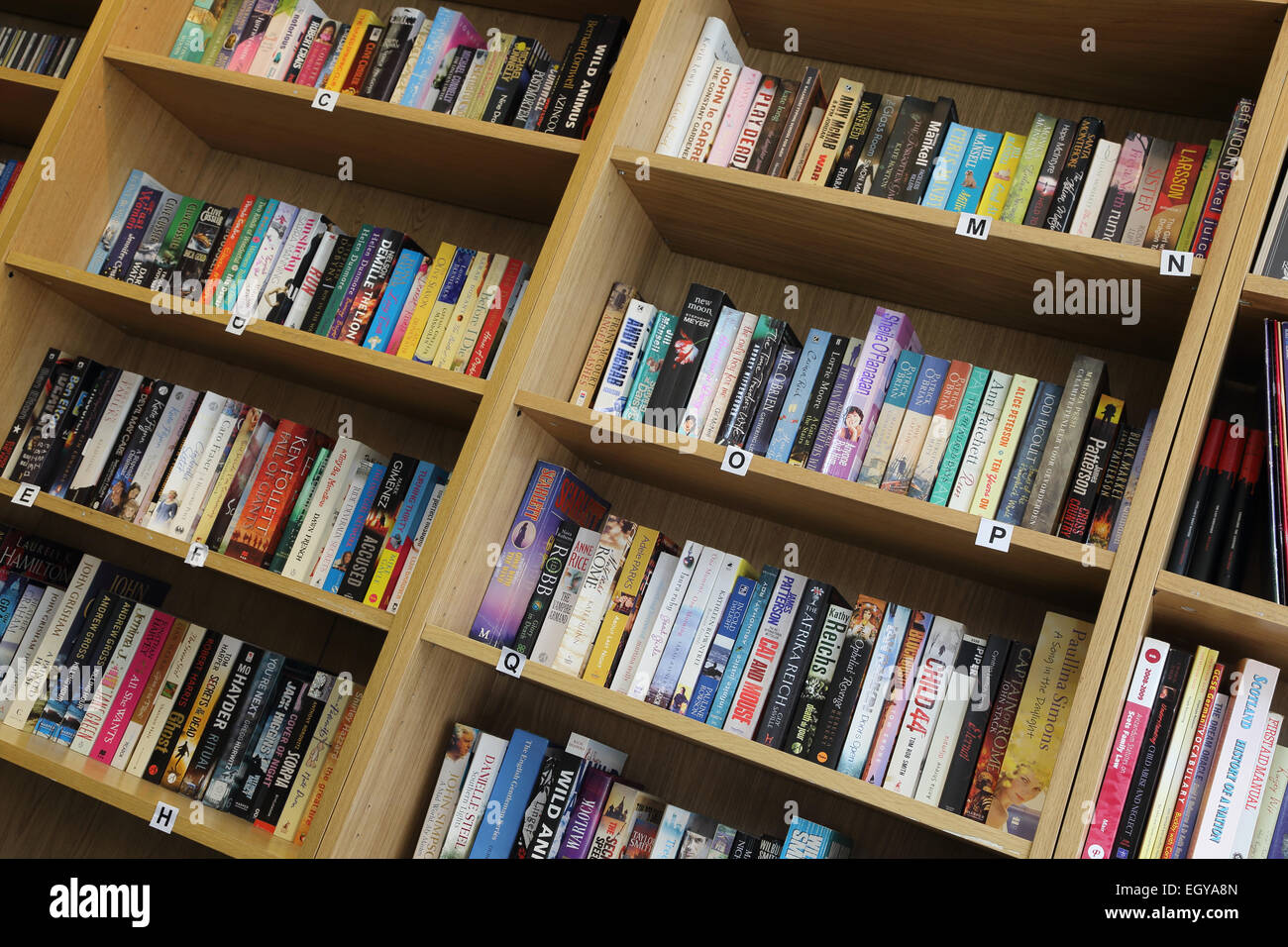 Regale für Bücher in einer öffentlichen Bibliothek. Stockfoto