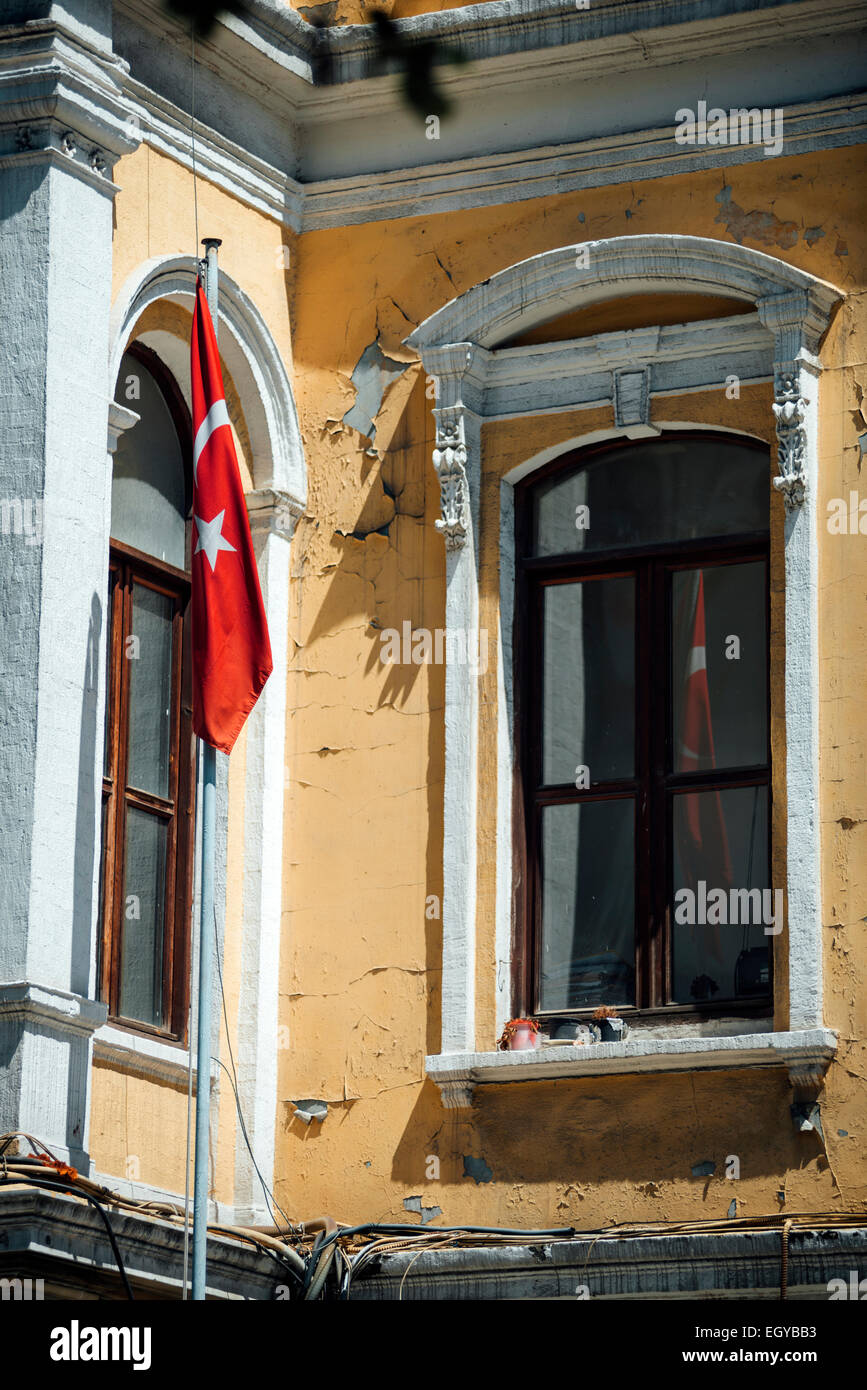 Türkei, Istanbul, türkische Flagge an einem alten Gebäude Stockfoto