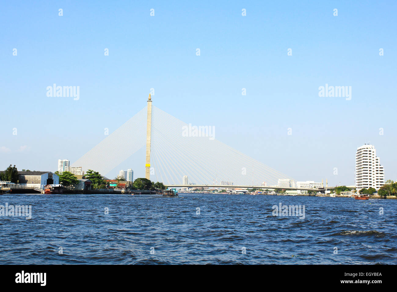 Rama VIII Brücke über den Chao Praya Fluss in Bangkok, Thailand. Stockfoto