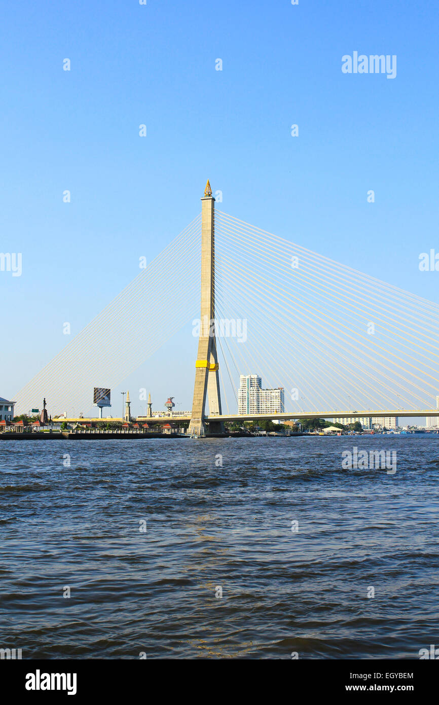 Rama VIII Brücke über den Chao Praya Fluss in Bangkok, Thailand. Stockfoto