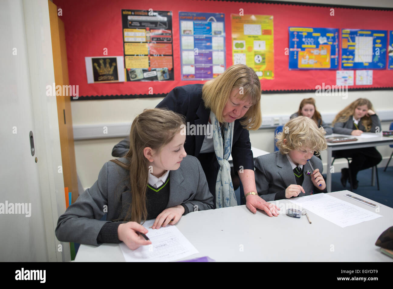Mary Boyle, Principal bei Knole Academy besucht eine Klasse an der All-Fähigkeit School, Sevenoaks, Kent, England, UK Stockfoto