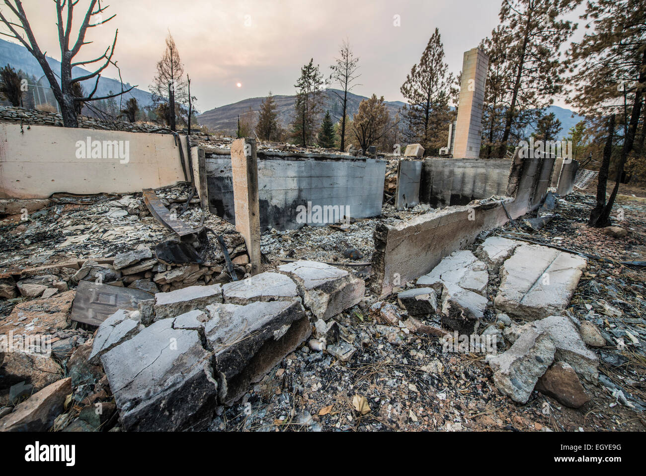 Die Überreste eines verbrannten Hauses in Pateros, Washington. Stockfoto