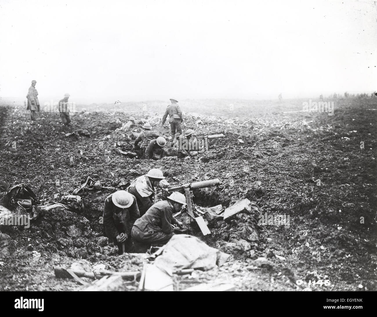Am ersten Weltkrieg Schlacht von Vimy Ridge 1917. Kanadische Maschine "Gunners" Dif selbst in Granattrichter. Foto: Kanadische Abteilung der nationalen Verteidigung Stockfoto