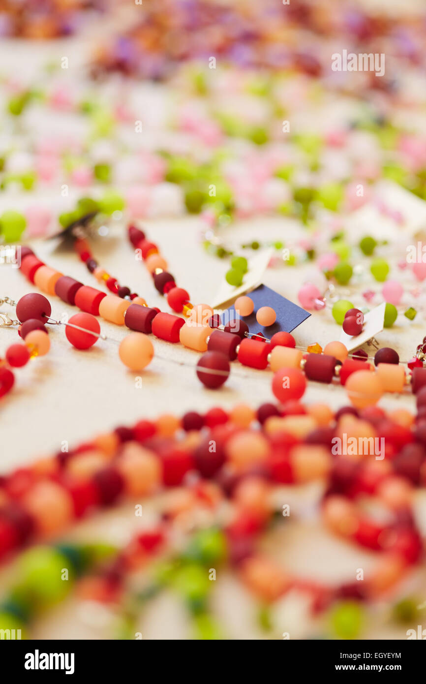 Bunte Schmuck auf dem Display für Verkauf bei einem Juwelier Stockfoto