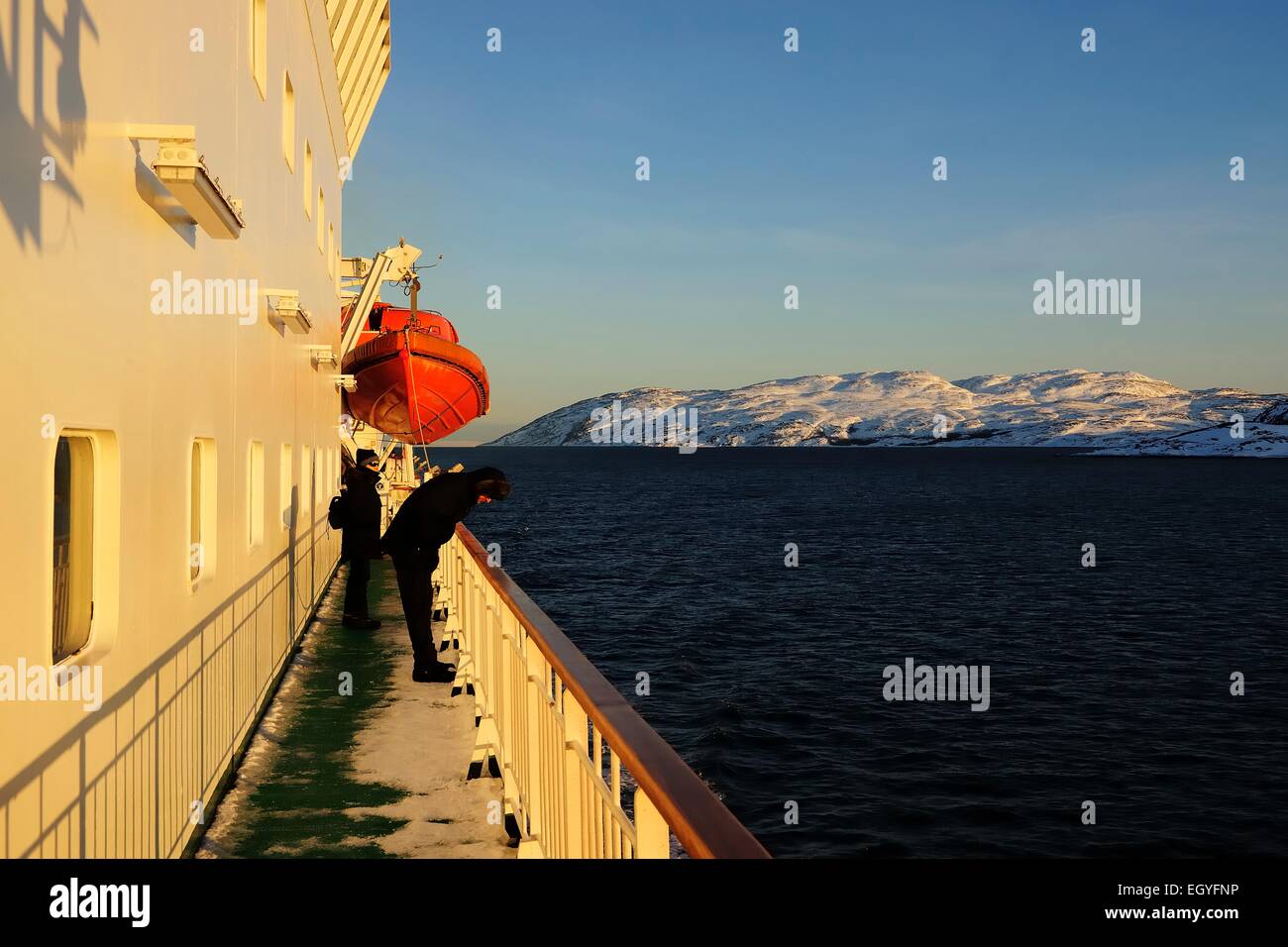 Leute auf dem Deck der Hurtigruten Schiff MS Nordlys, Kirkenes, Grafschaft von Finnmark, Norwegen Stockfoto