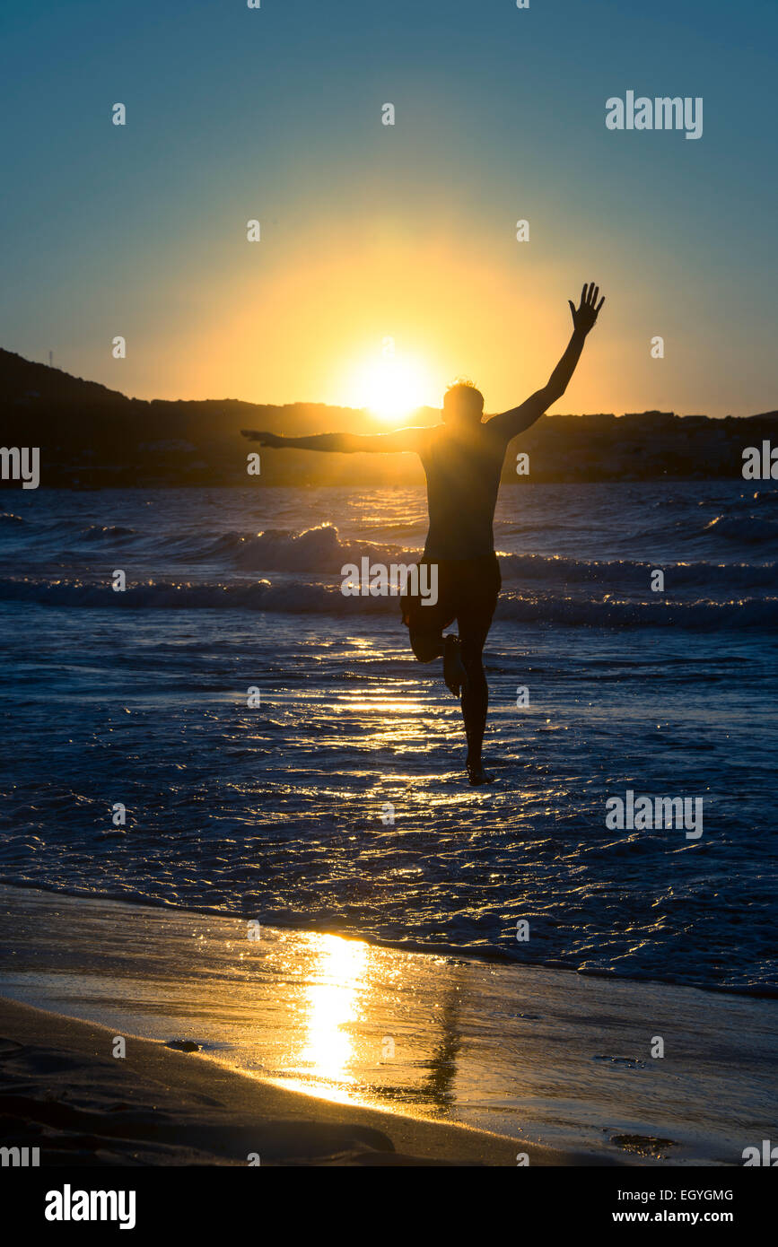 Junger Mann, Silhouette, springen am Strand bei Sonnenuntergang, Sonnenuntergang am Meer, Haute-Corse, Korsika, Frankreich Stockfoto