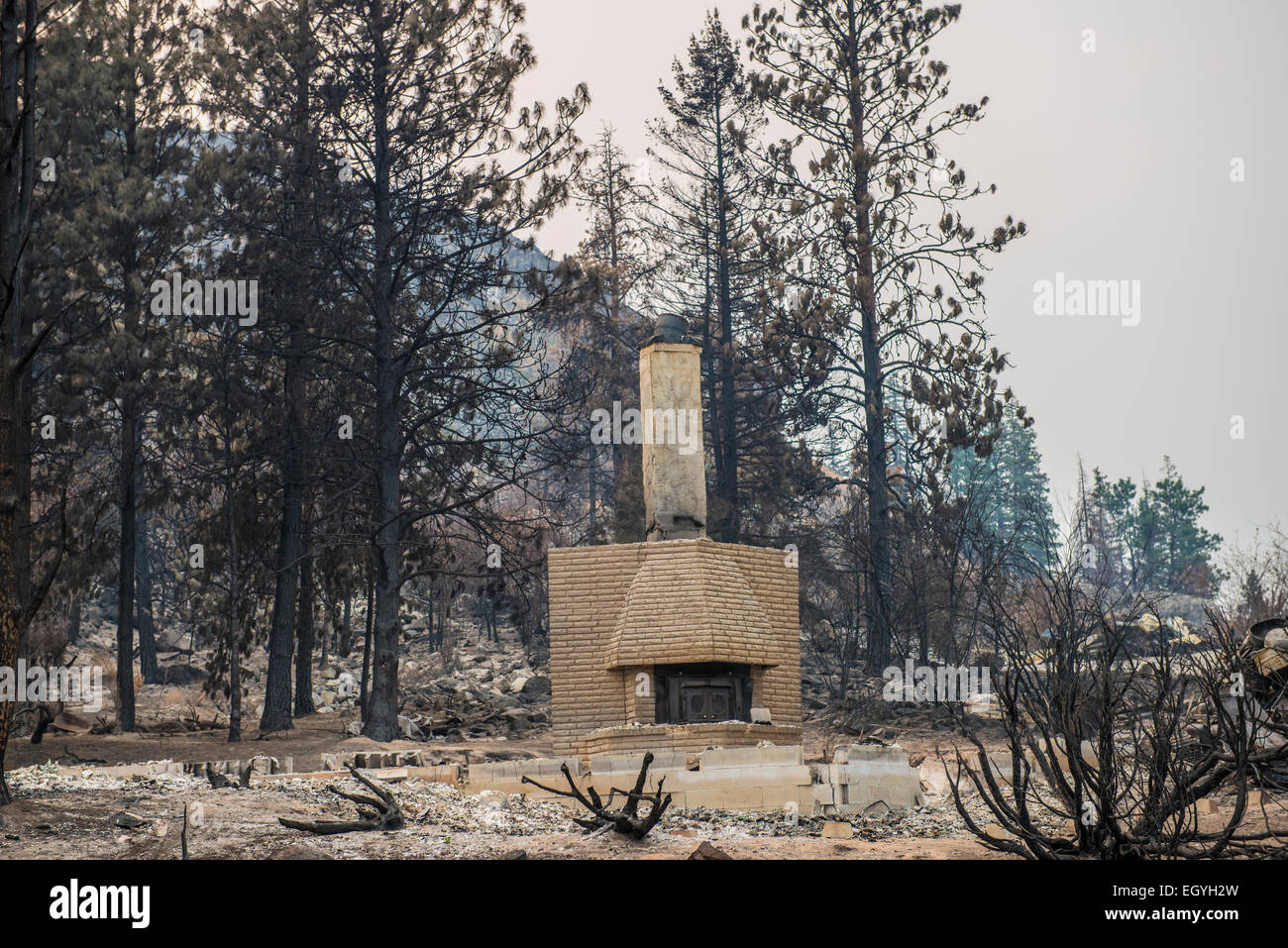 Ein Schornstein ist alles, was ein Haus verbrannt durch die komplexe