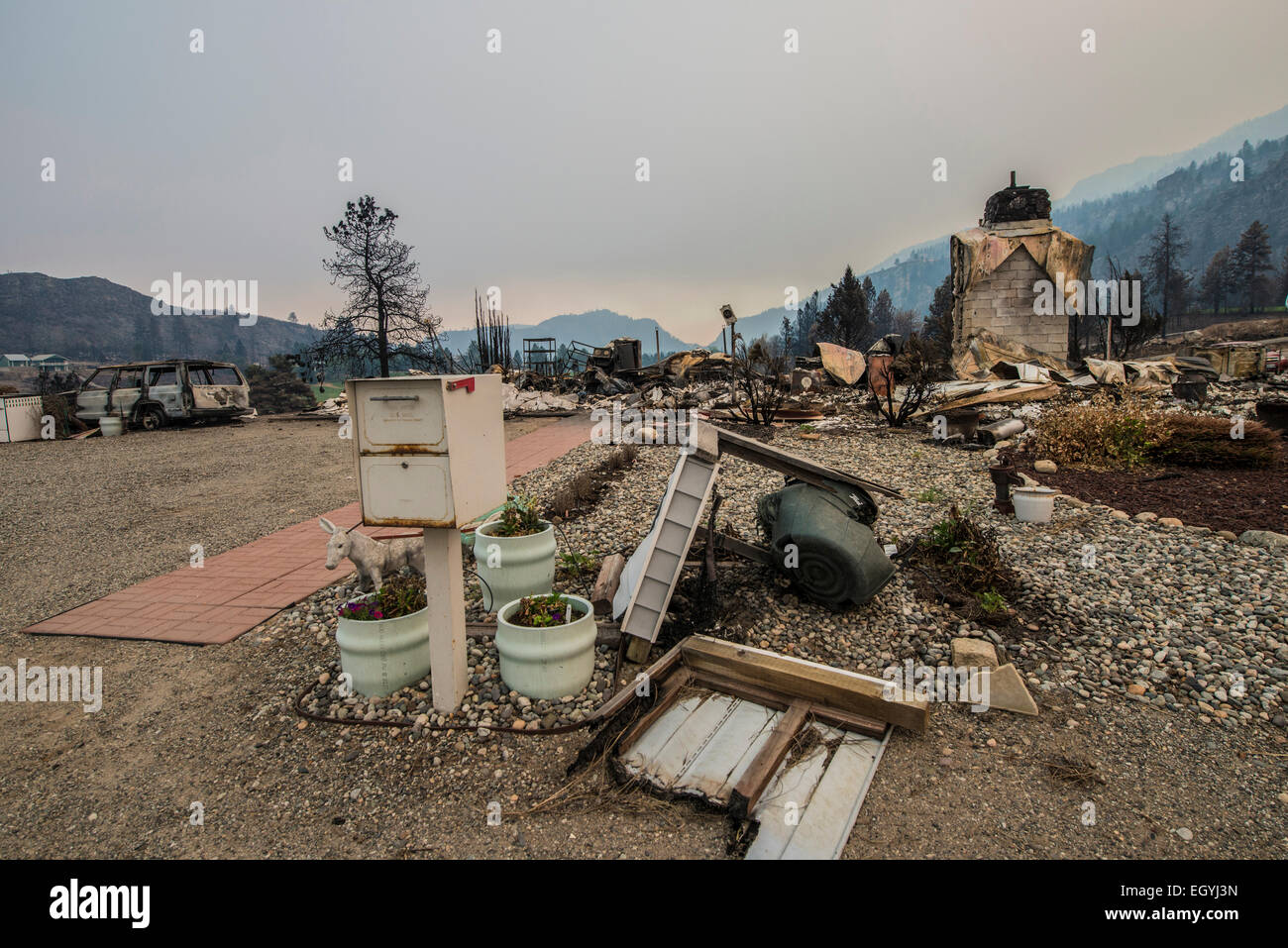 Die Reste eines Hauses im Stadtteil Alta Lake Pateros, WA. Stockfoto
