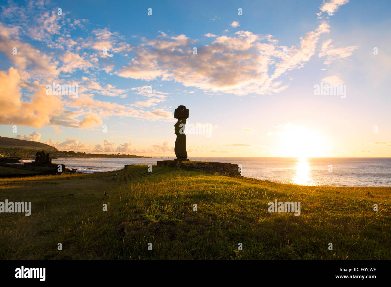 Hanga Roa, Osterinsel, Sonnenuntergang mit Moai Stein Figur im Tahai zeremonielle Complex am Sonnenuntergang, archäologischer Standort Stockfoto
