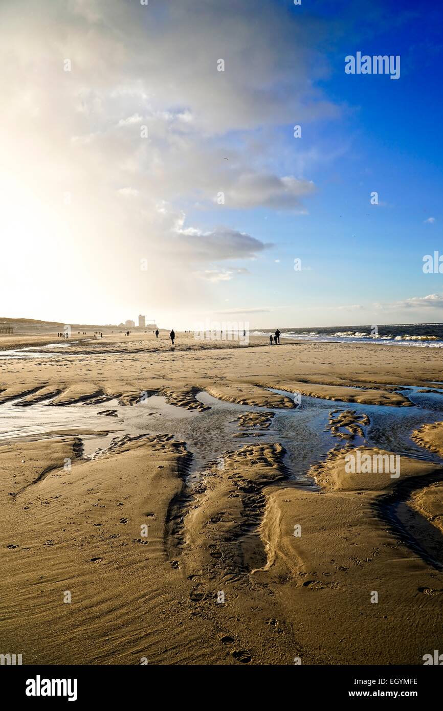 Deutschland, Sylt, Westerland, Spaziergänger am Strand im Winter bei Ebbe Stockfoto