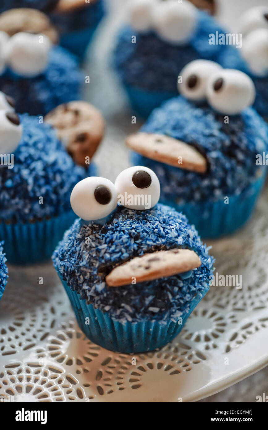 Cookie Monster Muffins auf einem Teller Stockfoto