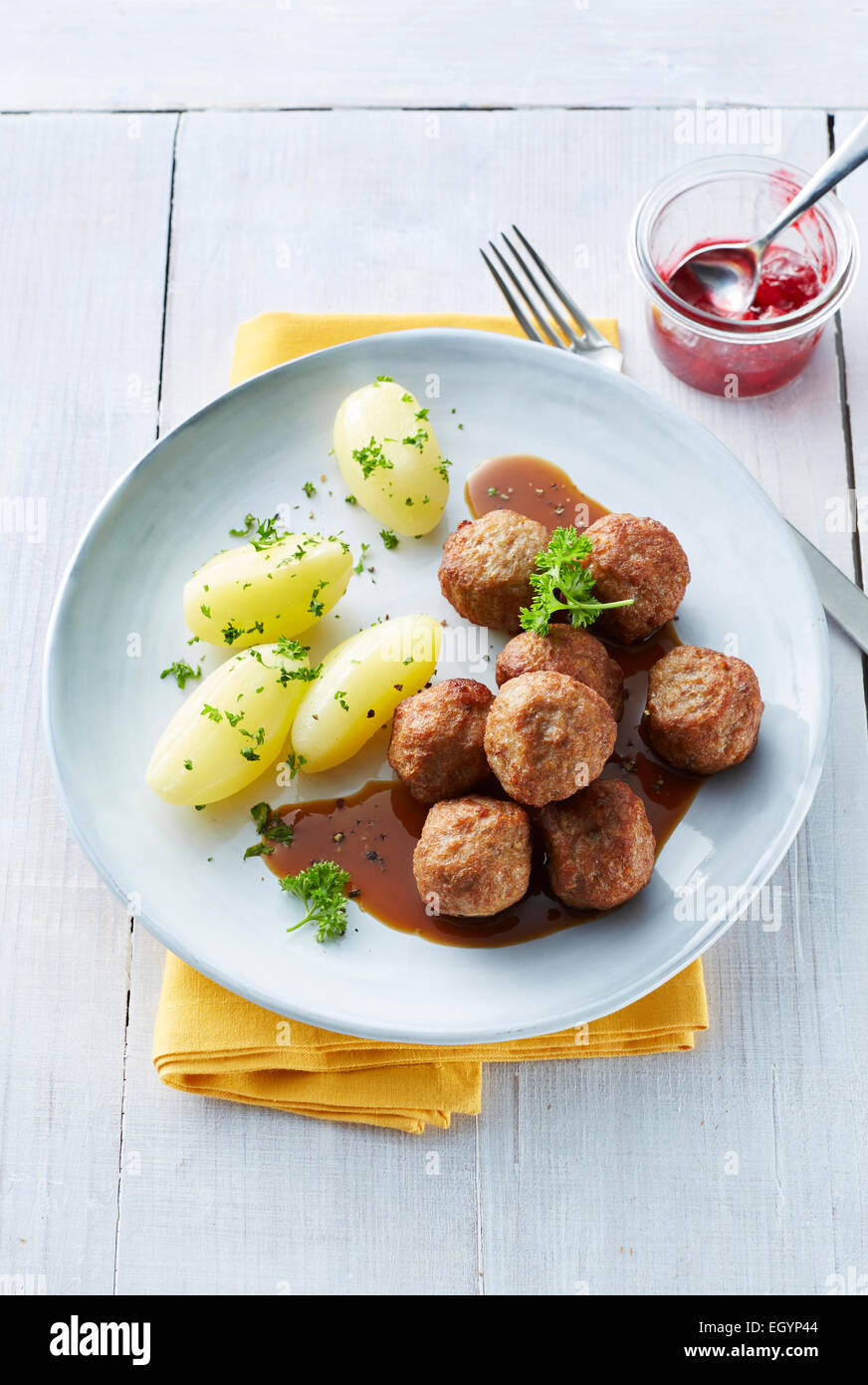 Koettbullar, schwedischen Fleischbällchen mit Kartoffeln und Sauce auf ...