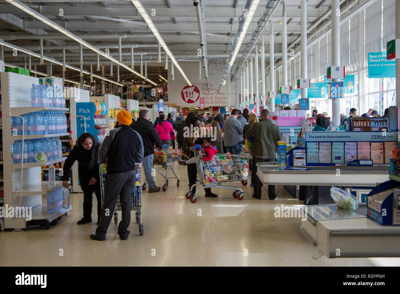 Tesco Extra Supermarkt Shop an der Kasse-Kassen, London UK Stockfoto