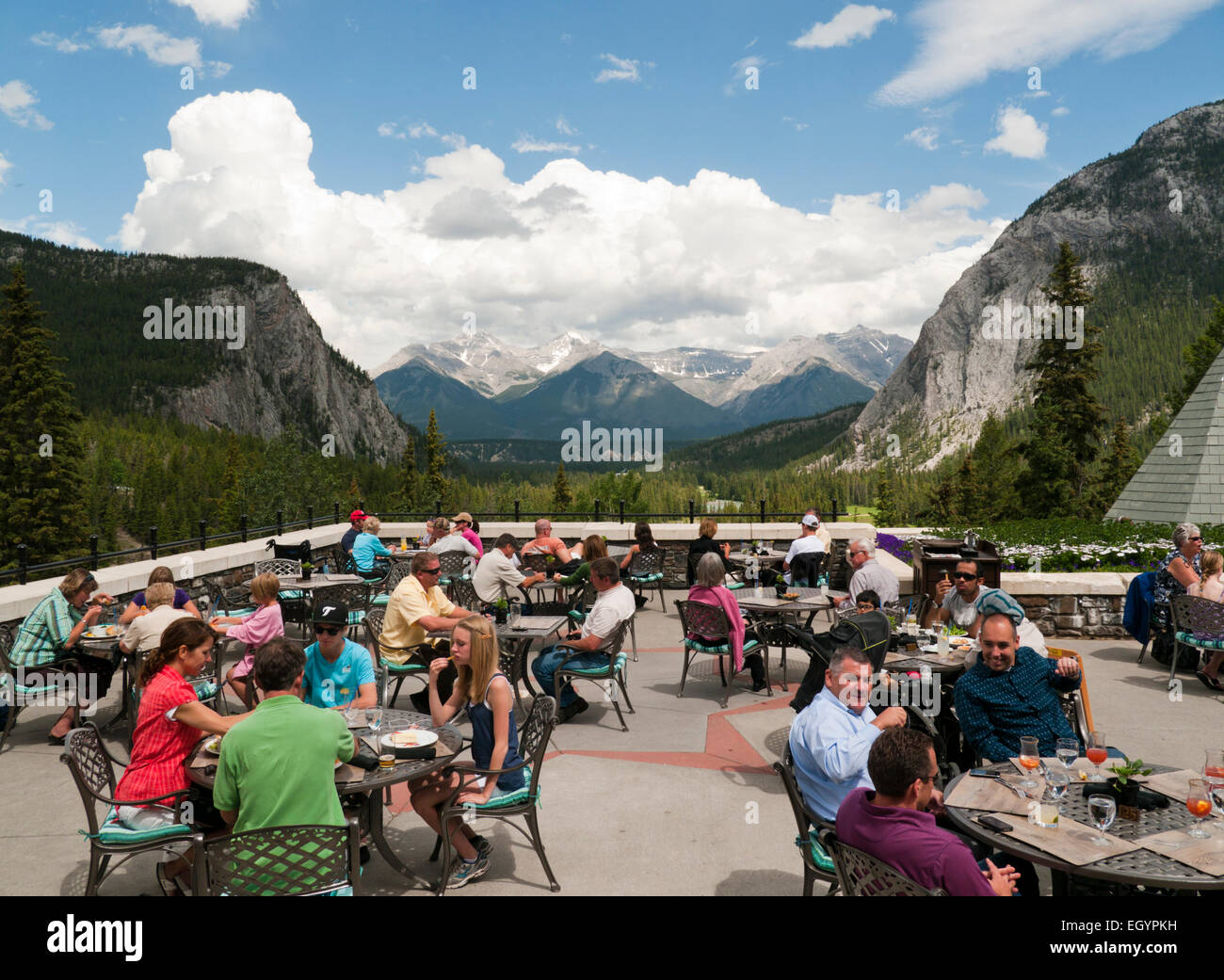 Menschen auf der Restaurantterrasse am Banff Springs Hotel Banff Nationalpark Alberta Kanada Stockfoto