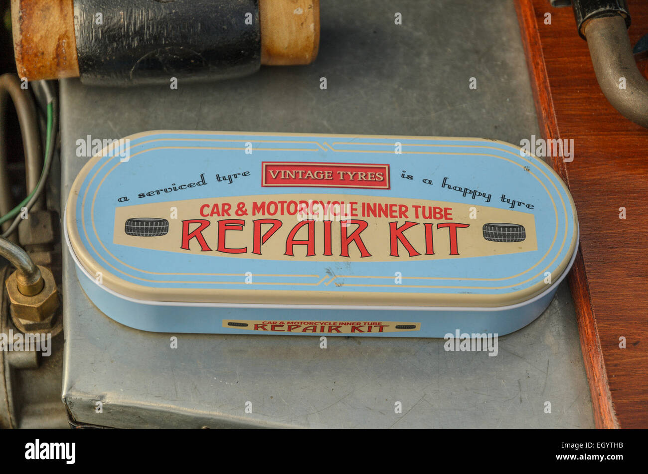 Ein Oldtimer Auto und Motorrad Schlauch-Reparatur-Set. Stockfoto