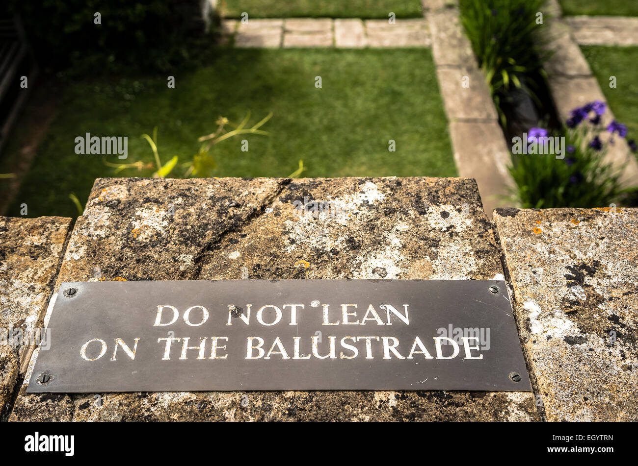 NICHT LEAN ON THE BALUSTRADE Warnung in einem stattlichen Hausgarten für die Öffentlichkeit in Großbritannien Stockfoto