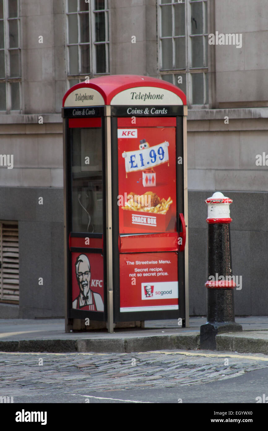 Rote Telefonzelle mit KFC Werbung Stockfoto