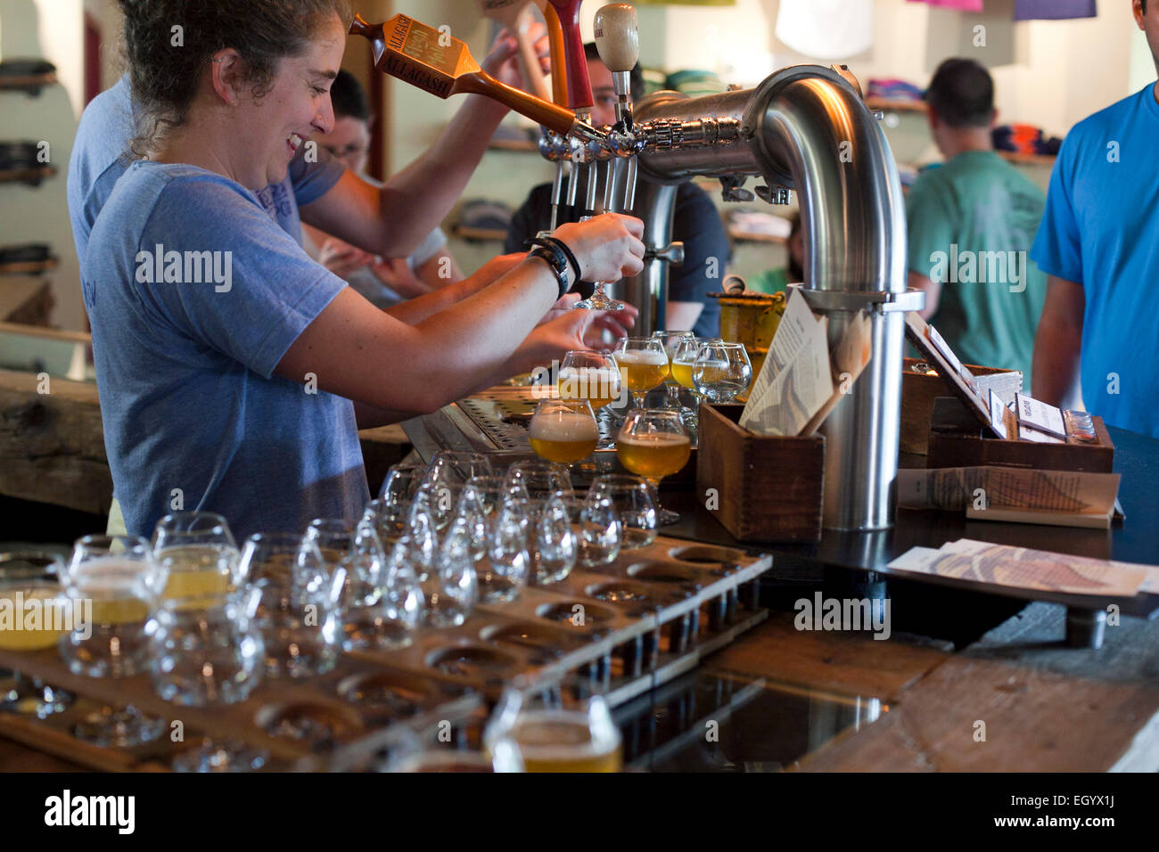 Barkeeper schüttet Bier zur Verkostung in Allagash Brewery Stockfoto