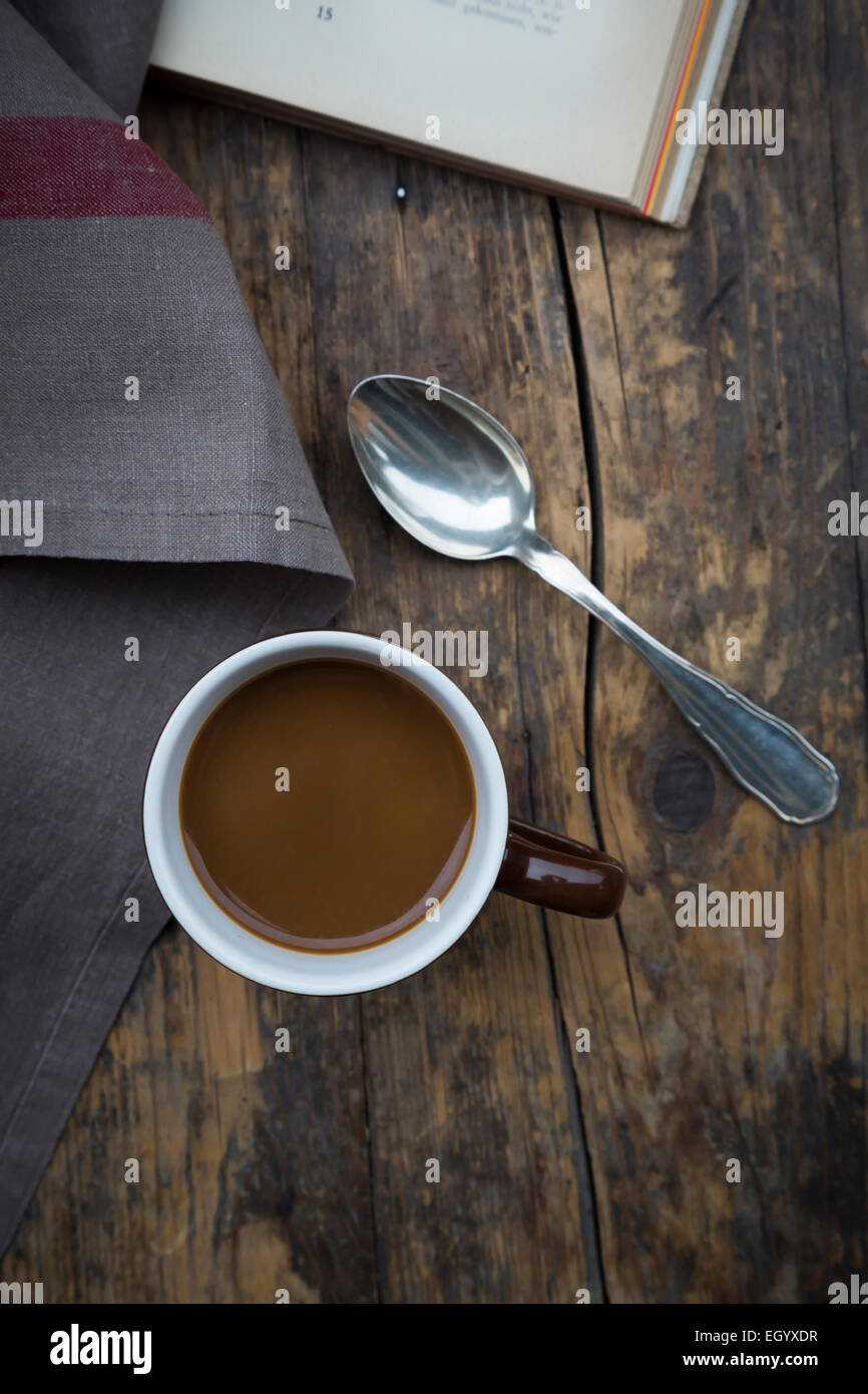 Tasse Kaffee, Buch, Löffel und Tuch Stockfoto