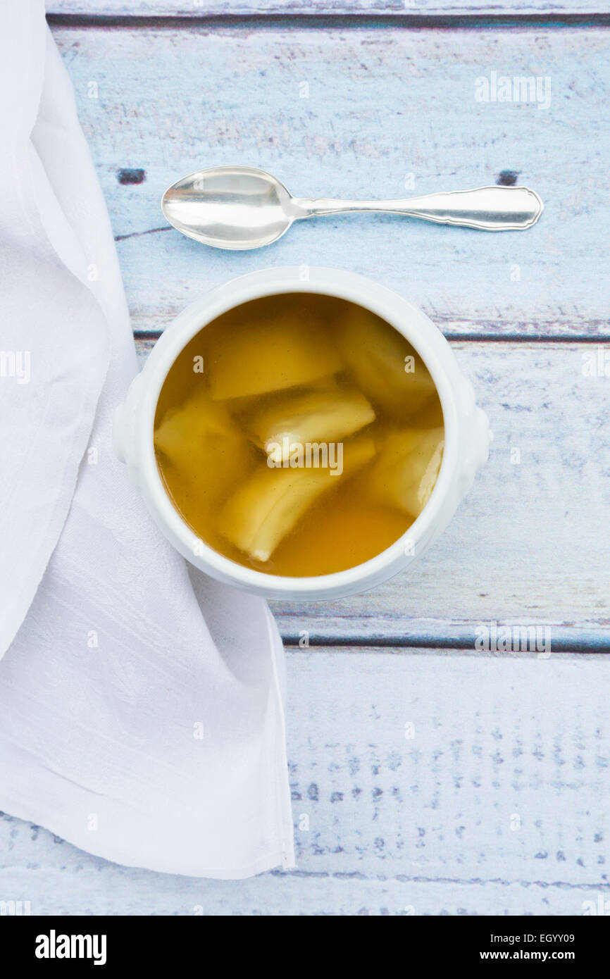 Suppenschüssel der Lager mit schwäbischen Knödel Stockfoto