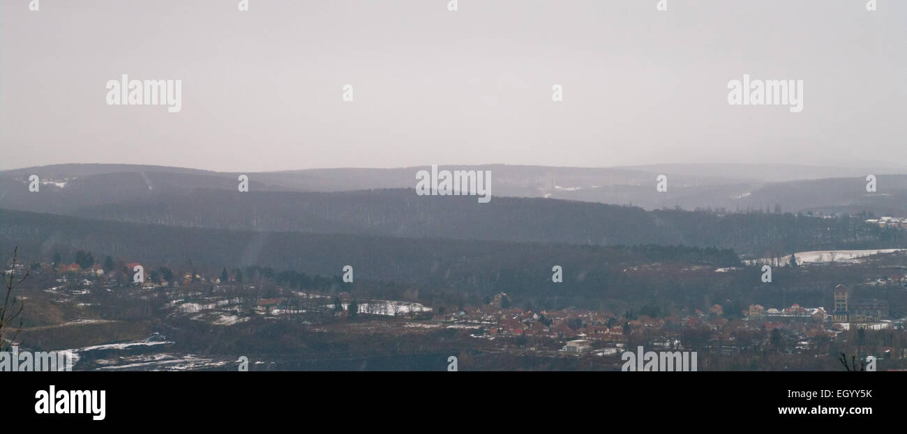 Panorama-Hintergrund schön Schönheit blaues Gebäude chill Weihnachten kalte Farbe bunte kühlen Tag Europa Frost gefrorenen Waldhügel Stockfoto