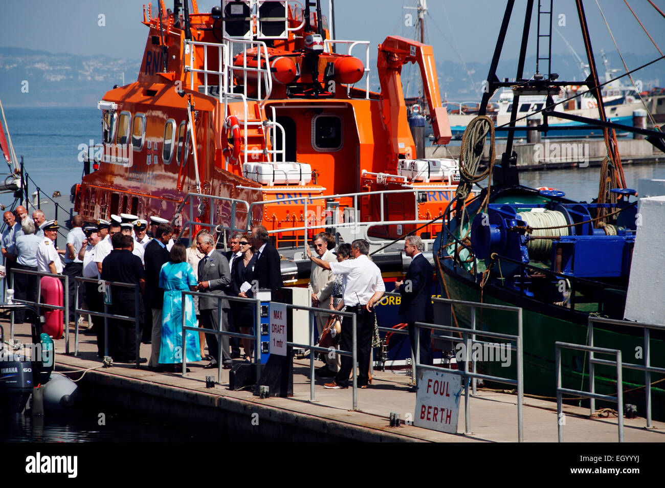 Prinz Charles und der Duchess of Cornwall bei einem Besuch in Brixham in Devon, England Stockfoto
